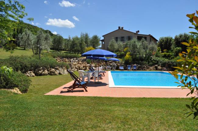 La piscina nel parco del Casale del Madonnino