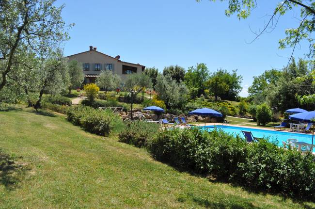 La piscina nel parco del Casale del Madonnino