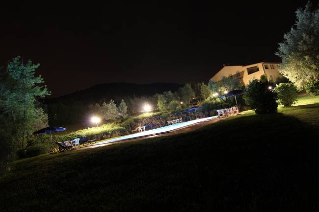 La piscina illuminata di notte