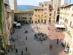 San Gimignano la piazza col pozzo